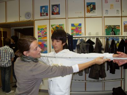 Um ein Gefühl für Raumwirkungen zu bekommen, vermessen wir unseren Körper. Erstaunlich: die Spannweite der Arme entspricht der Körperlänge! Hier vermisst die Architektin Frau von Jargow den Schüler Sarbast.