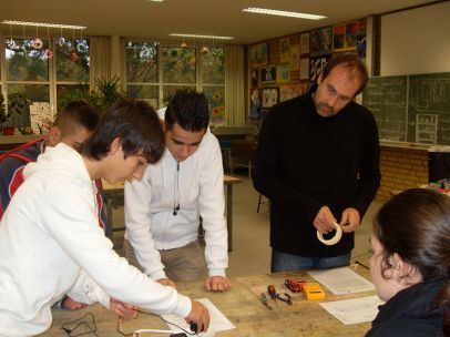 Der Roboterkünstler Graham Smith unterstützt die Jungs beim Bau der Roboterverkabelung. Besondere Schwierigkeit : Graham doesn`t speak German, only English !