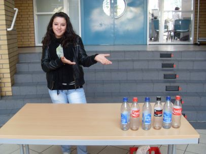 Ahlam ist unsere Barkeeperin; sie braucht Nachschub!