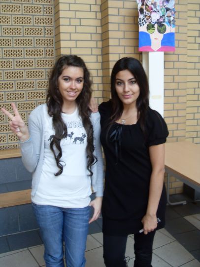 Melek und ich als Hauptdarstellerinnen. WIR KOMMEN NICHT REIN! EIN SKANDAL!